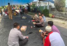 Kapolsek Barong Tongkok Bersama Anggota Polsek Barong Tongkok Sambang Acara Syukuran Menyambut HUT RI Ke 79 Yang Di Adakan Oleh Warga Kamp. Rejo Basuki Rt. 04 Kec. Barong Tongkok, Kab. Kubar